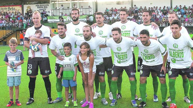 APOYO. <i> El once inicial del Mancha Real muestra su apoyo a Albertillo antes de jugar contra el San Fernando.</i>