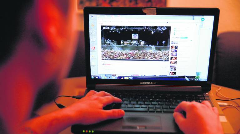 PROFESIONES. <i>Un joven contempla un vídeo de Youtube en su ordenador.</i>