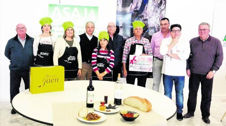PREMIO. <i>Lucas Ortiz, con el diploma obtenido, junto a los otros finalistas y miembros del jurado y Asaja. </i>