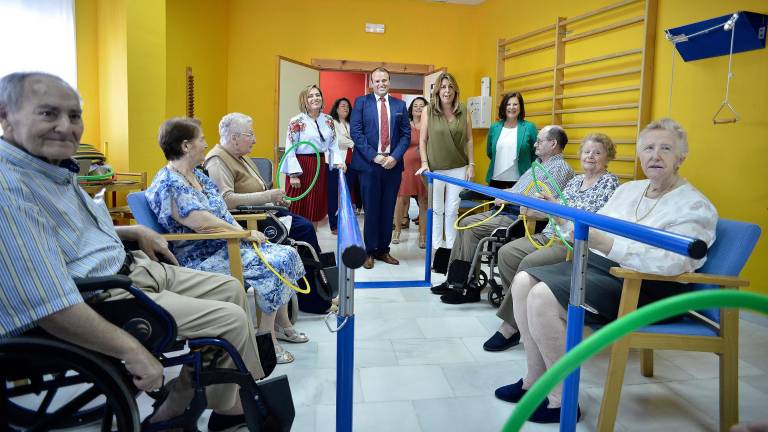Susana Díaz visita la residencia de mayores de El Ronquillo, gestionada por Macrosad