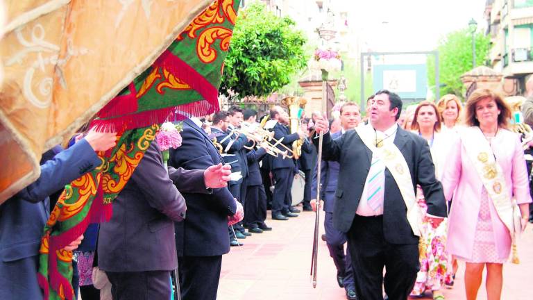 El convite de banderas marca la cuenta atrás para la romería