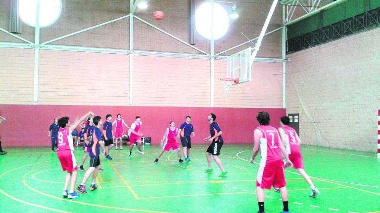 Más de trescientos escolares respaldan el Torneo Spínola en La Salobreja