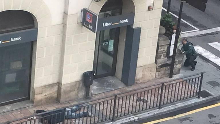 Un guardia civil herido en un atraco a un banco