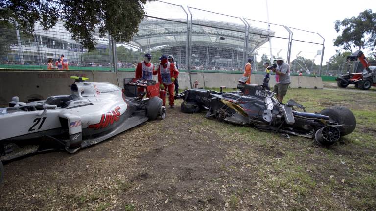 Fernando Alonso salva la vida de milagro en Australia