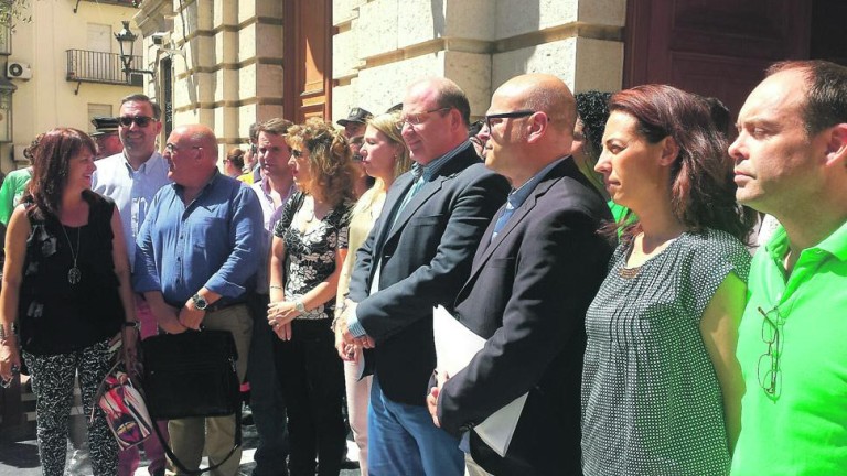 Minuto de silencio en el Ayuntamiento y la Diputación por las víctimas de Orlando