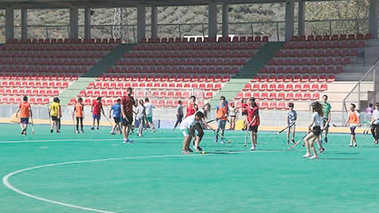 Alta participación en la jornada intercentros en las instalaciones del polideportivo