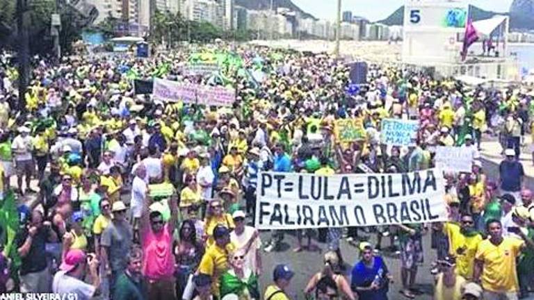 Miles de manifestantes cargan contra Rousseff en Río de Janeiro