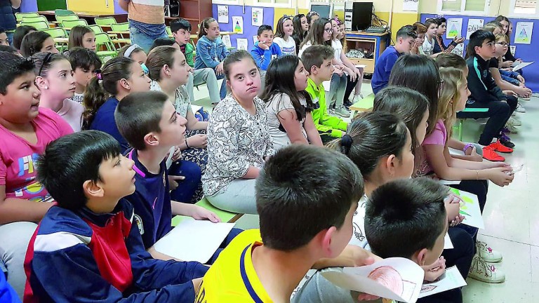 Pablo Sainz hace vibrar a alumnos y profesores del colegio Marqueses de Linares