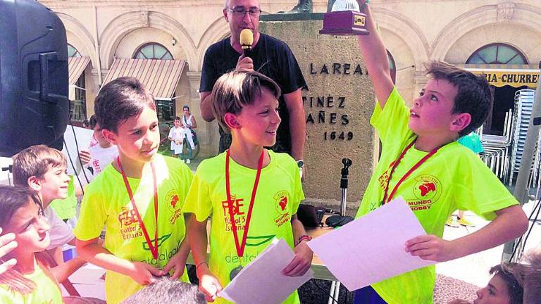 La Plaza del Ayuntamiento se llena de bullicio infantil gracias a la “Titanitos Cup”