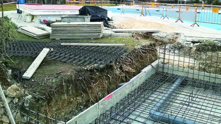 Continúan las obras de adecuación en las instalaciones de la piscina municipal