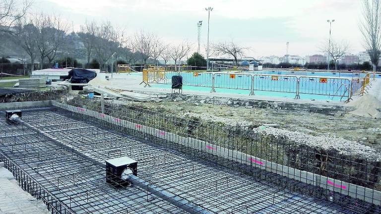 Continúan las obras de adecuación en las instalaciones de la piscina municipal