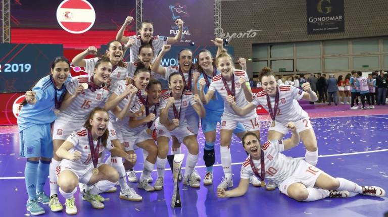<span style=text-transform:uppercase>ÉXITO</span><i>. Las jugadoras de la selección celebran el título.</i>