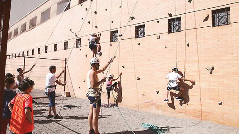 Alta participación en la jornada intercentros en las instalaciones del polideportivo