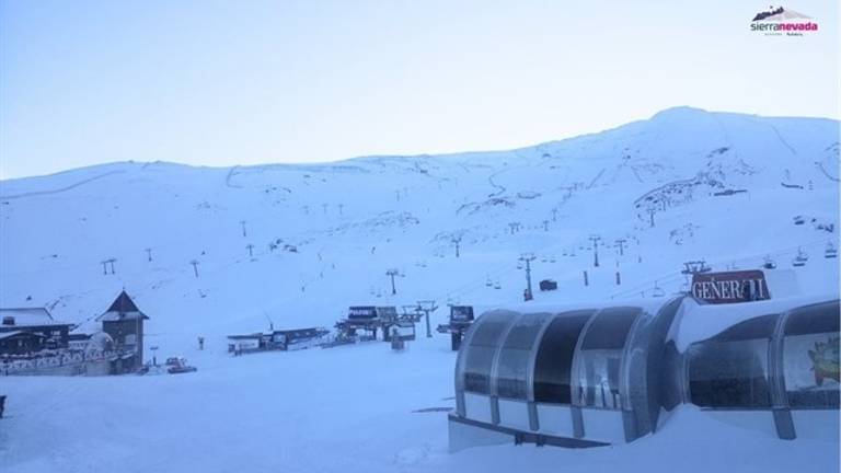 Sierra Nevada reabre con más superficie esquiable y activará este sábado el esquí nocturno