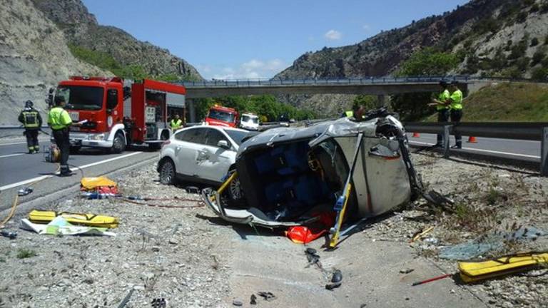 Dos turismos siniestrados en un brutal accidente registrado en la A-44