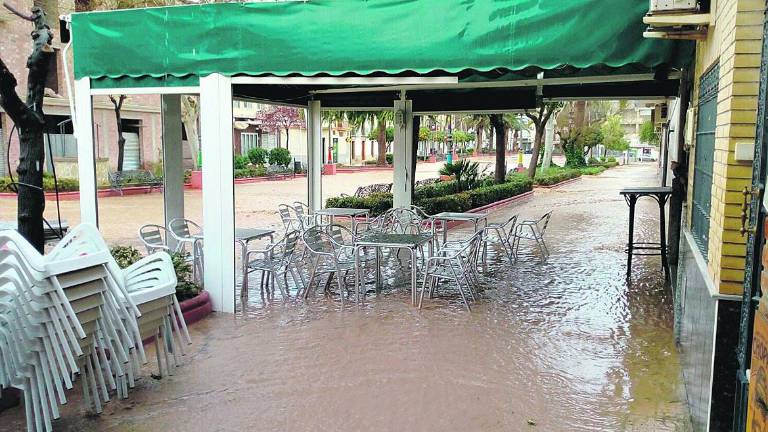 Búsqueda de un motorista arrastrado por la riada en el término de Martos