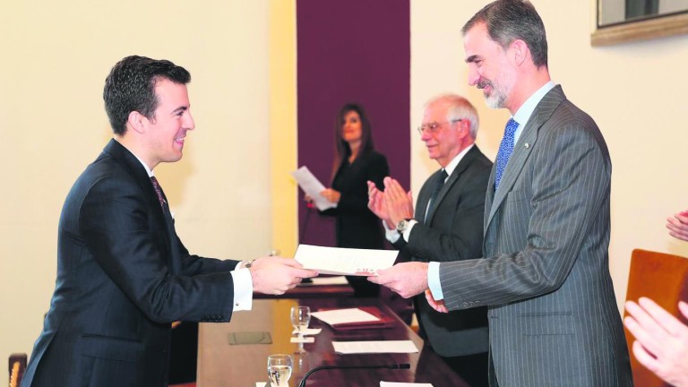 Juan Almazán recibe despacho diplomático