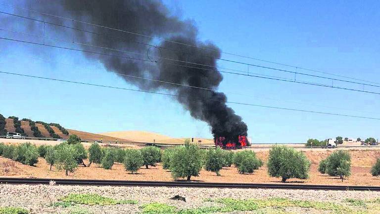Arde una camión a la altura de Las Infantas
