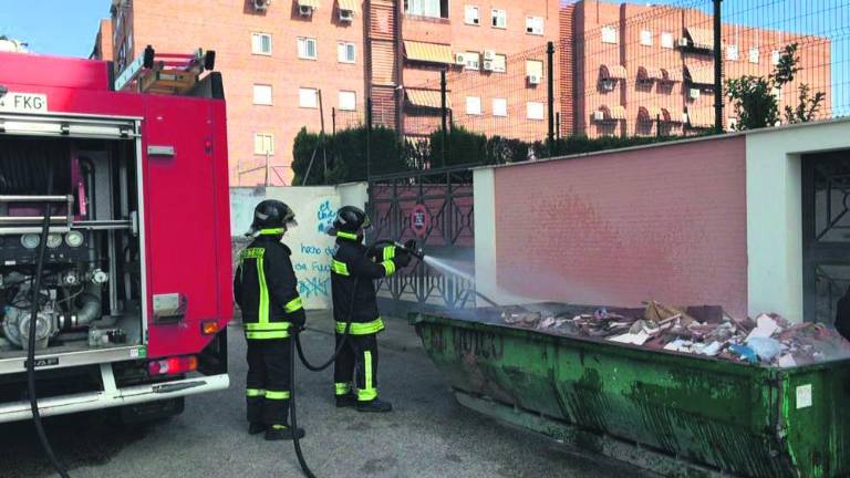 Arde un contenedor de obra