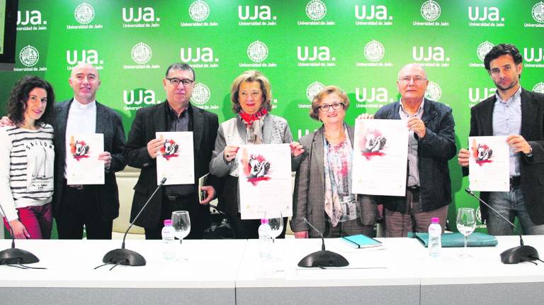 <span style=text-transform:uppercase>VOLUNTARIOS.</span><i> Teresa Vega, María Dolores Rincón y Rafael López-Sidro, entre miembros de la iniciativa.</i>
