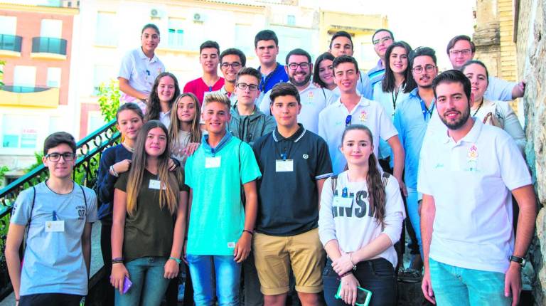 FAMILIA.<i> Los jóvenes cofrades se reúnen en la Fuente Nueva para comenzar la yincana por el municipio</i>
