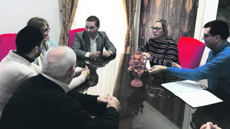 AYUDA. <i>El alcalde de Andújar, Francisco Huertas, firma el convenio de colaboración. </i>