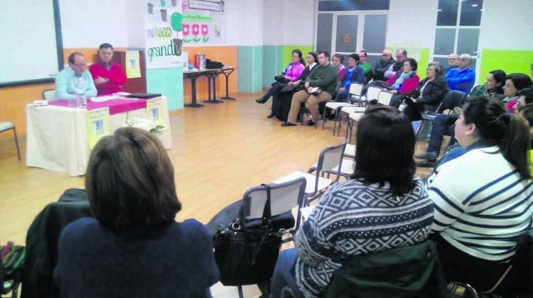 JORNADAS.<i> Julio Milán, acompañado de Andrés Borrego, se dirige al público asistente a la conferencia.</i>