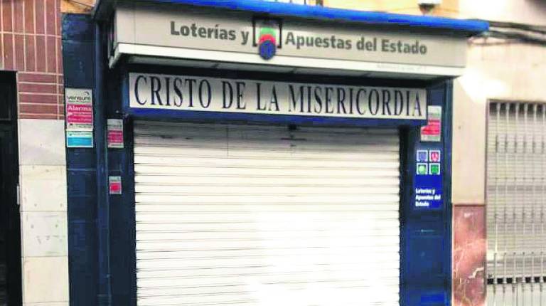 ALEGRÍA. <i>Exterior de la administración e imagen de María Isabel Mengíbar.</i>