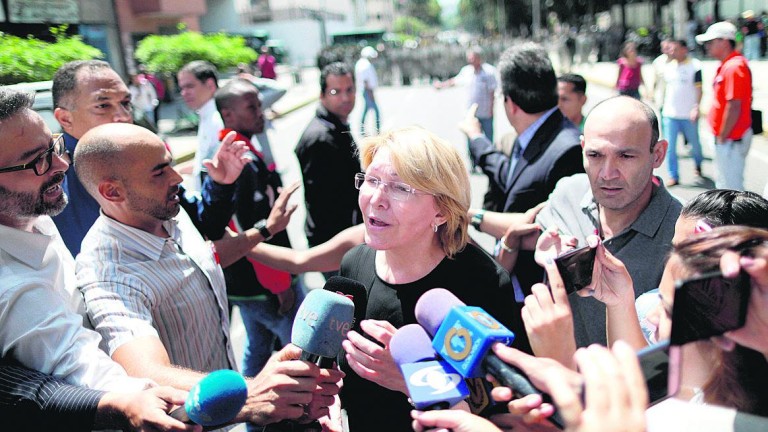 La fiscal de Venezuela denuncia “asedio”