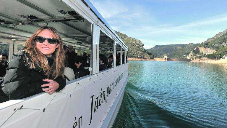 El barco solar de El Tranco zarpa dentro de 48 horas