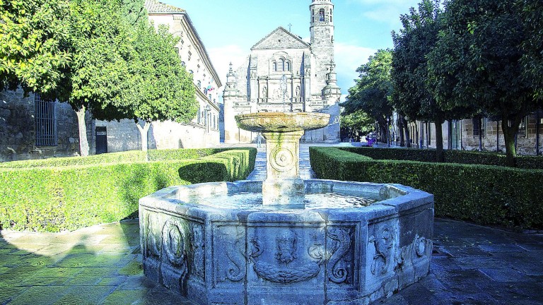 La fuente se queda en la Plaza Vázquez de Molina
