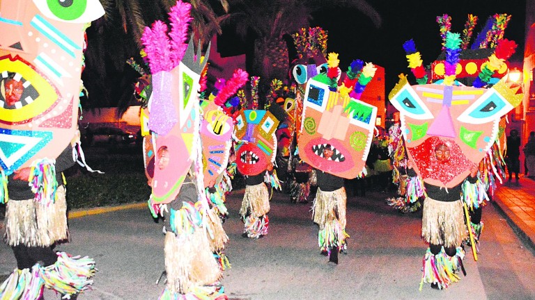 El Carnaval llena las calles con su colorido