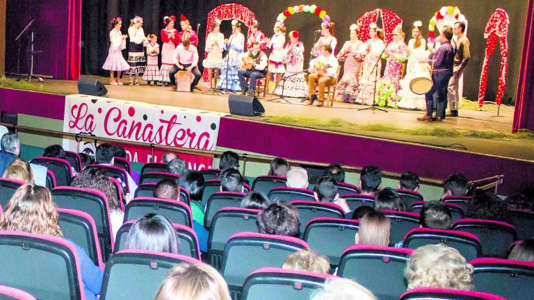 Un desfile con embrujo seduce a los espectadores
