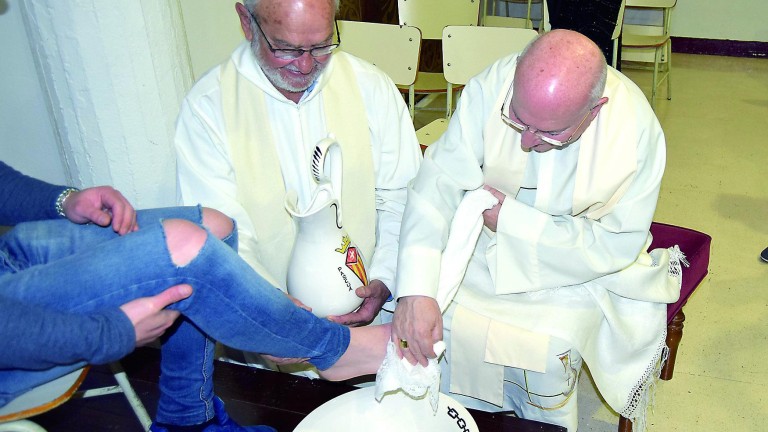 El obispo de Jaén lava los pies a los presos