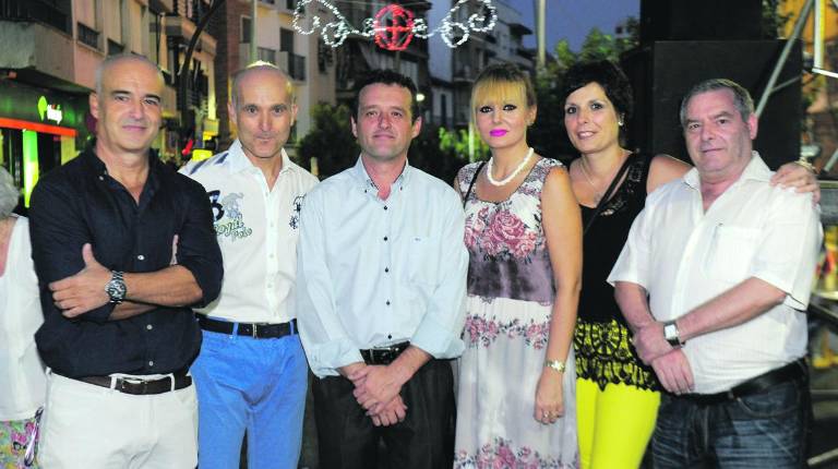 ARRABALEJO. <i>Público asistente a la celebración del pregón de las fiestas del barrio protagonizado por Luis Miguel Sánchez Tostado. </i>