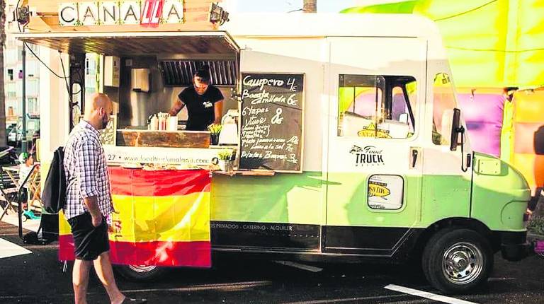 GASTRONOMÍA. <i>Aspecto de uno de los “foodtruck” presente en la iniciativa de la empresa Gastromercados.</i>