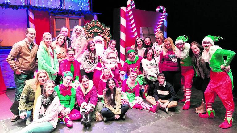 ALEGRÍA. <i>El teatro Álvarez Alonso fue el escenario del acto solidario “Vaya Santa Claus y la Fábrica de Juguetes”</i>