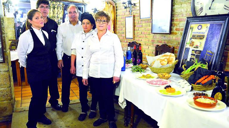 GASTRONOMÍA. <i> Isabel López, sus hijos Isabel y Nicolás Expósito, junto a personal del Mesón Gabino.</i>