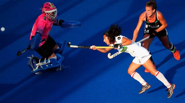 <span style=text-transform:uppercase>SERIEDAD. </span><i>María de los Ángeles Ruiz trata de realizar una parada en un partido con la selección española. Sobre estas líneas, gol de Carmen Carno en el Mundial ante Alemania.</i>