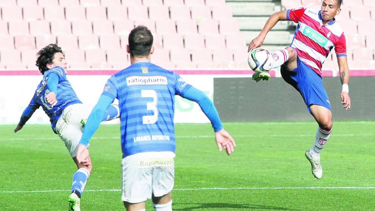 El Linares suma un punto de oro en Los Cármenes