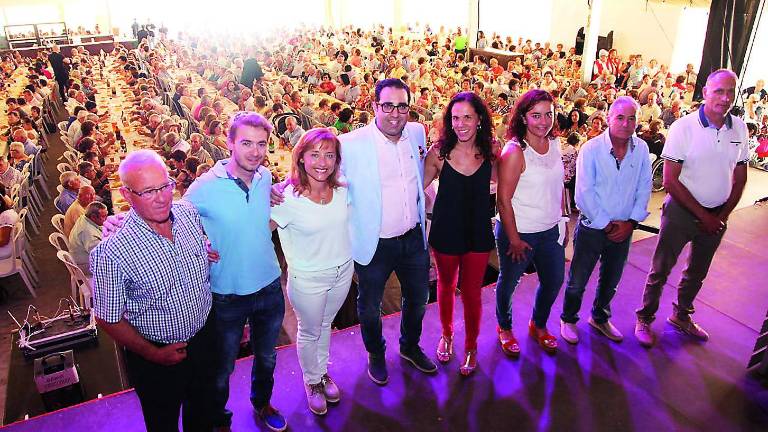 El pasacalles de feria de gigantes y cabezudos sale a pesar de la lluvia intermitente