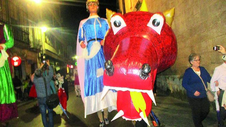 El pasacalles de feria de gigantes y cabezudos sale a pesar de la lluvia intermitente