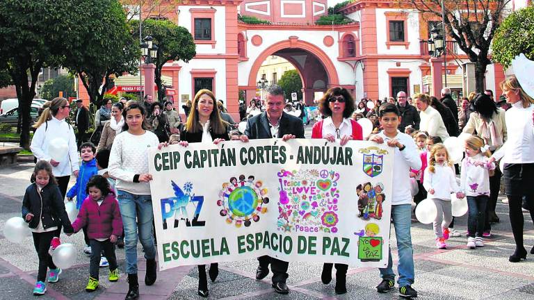 Estudiantes reivindican a Teresa de Calcuta y Gandhi