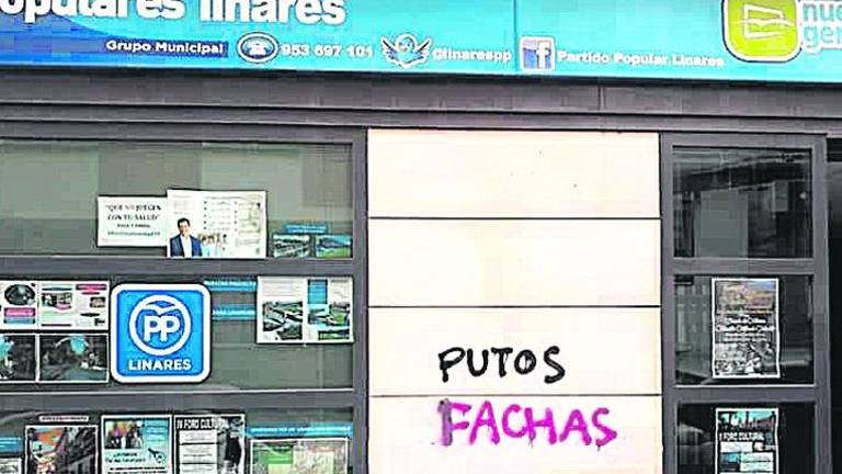 Escriben “putos fachas” en la fachada de los populares