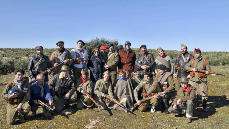 Figurantes recrean la guerra en Lopera