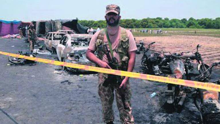 La explosión accidental de un camión deja unos 150 muertos