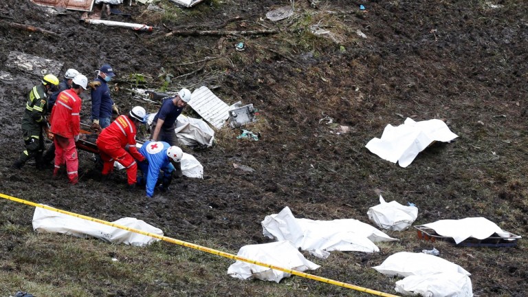 Recuperan más de 70 cuerpos del lugar donde se estrelló el avión