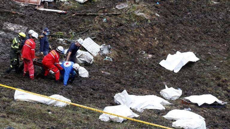 Recuperan más de 70 cuerpos del lugar donde se estrelló el avión