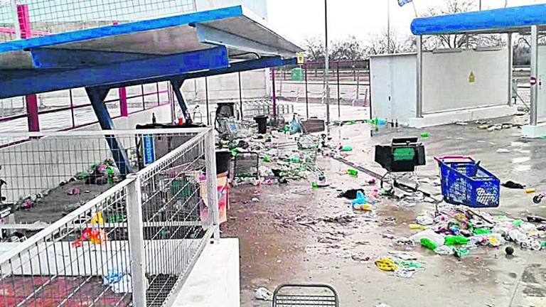 Botellón en el lavadero de coches