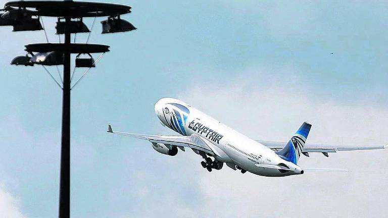 Hallados restos humanos en la búsqueda del avión estrellado